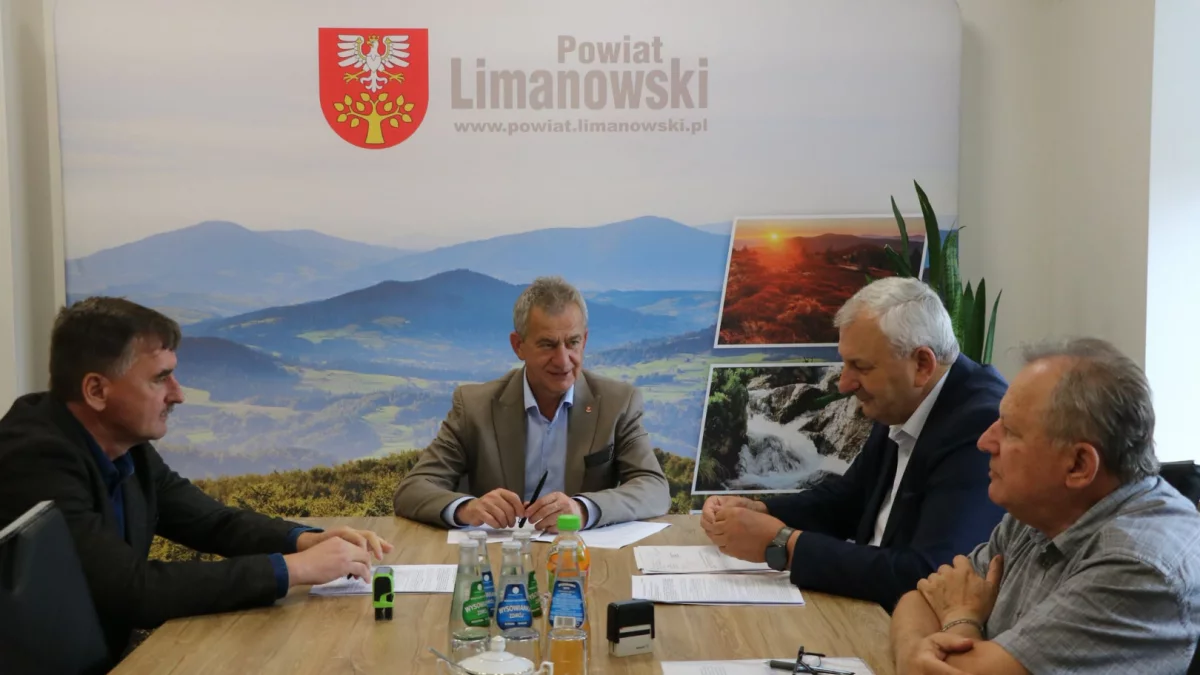 Podpisanie umowy na przebudowę drogi powiatowej w Pisarzowej i Męcinie