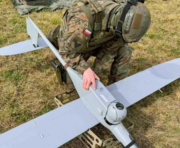 Nocne loty i praca pod presją - ćwiczyli obsługę dronów - zdjęcie główne