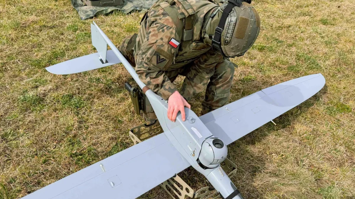 Operator 11 Małopolskiej Brygady Obrony Terytorialnej przygotowuje drona FlyEye do startu