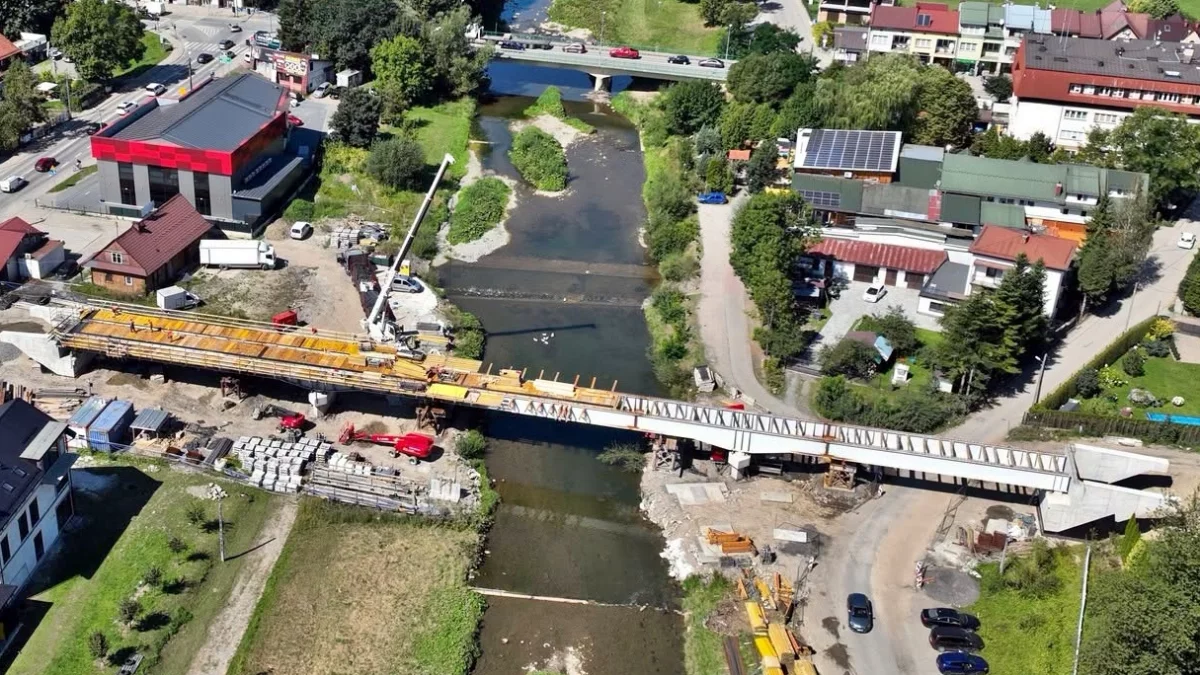  Przęsło nowego mostu kolejowego zamontowane nad rzeką Mszanką na linii kolejowej nr 104