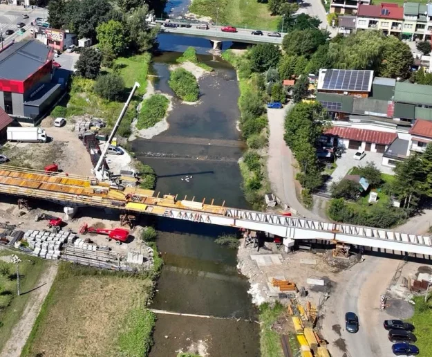 Konstrukcja już nad rzeką - zdjęcie główne