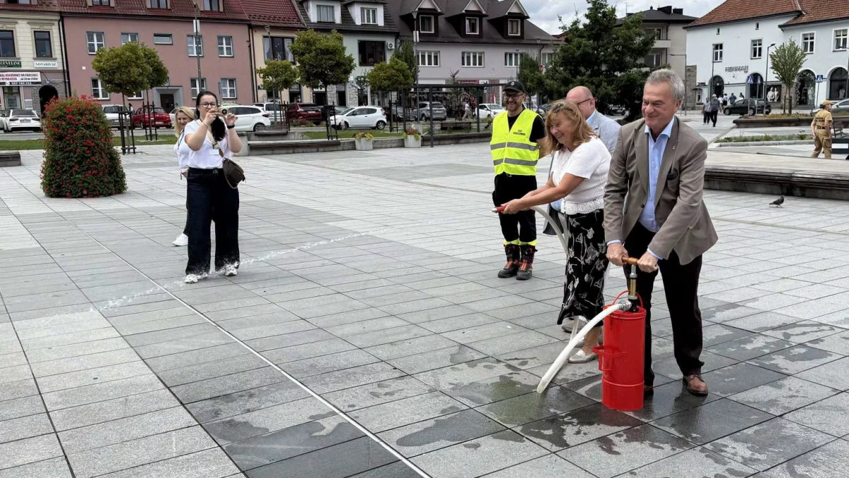 Pokaz sprzętu i szkolenie z zakresu obrony cywilnej na rynku w Limanowej