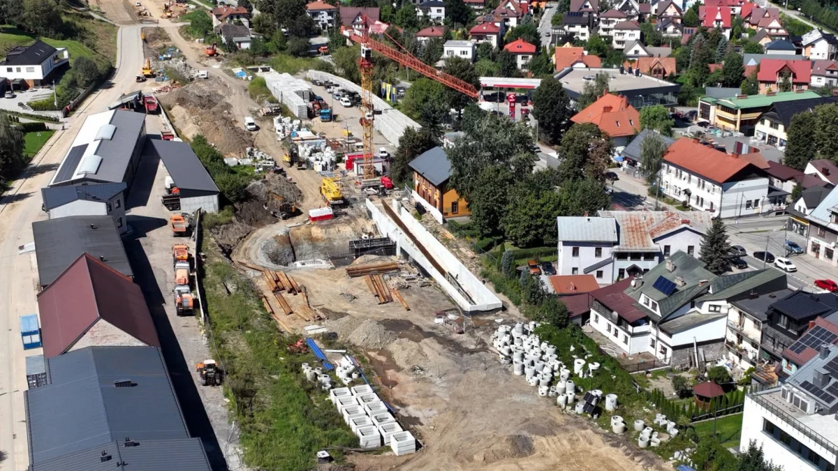 Plac budowy przejścia podziemnego i peronów na stacji kolejowej w Mszanie Dolnej