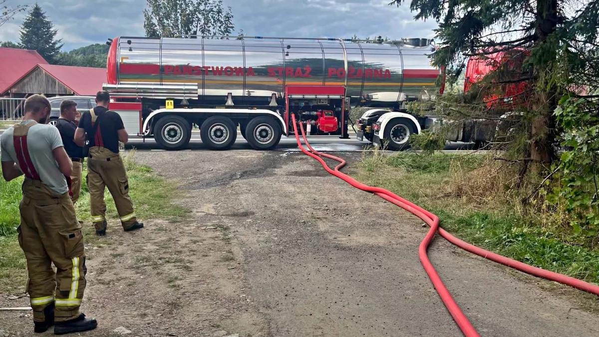 Cysterna Państwowej Straży Pożarnej dowożąca wodę w gminie Tymbark ze względu na suszę