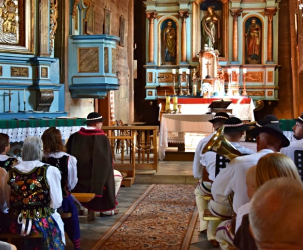 Pełny kościół i niespodziewani goście - zdjęcie główne