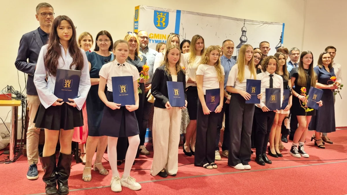 Wręczenie stypendiów wójta gminy Tymbark w Bibliotece Publicznej w Tymbarku
