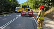 Zmiażdżona karetka, 3 osoby w szpitalu i zablokowana droga krajowa - zdjęcie 3