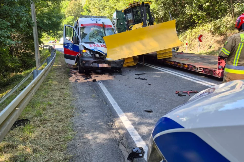 Zmiażdżona karetka, 3 osoby w szpitalu i zablokowana droga krajowa - zdjęcie 4