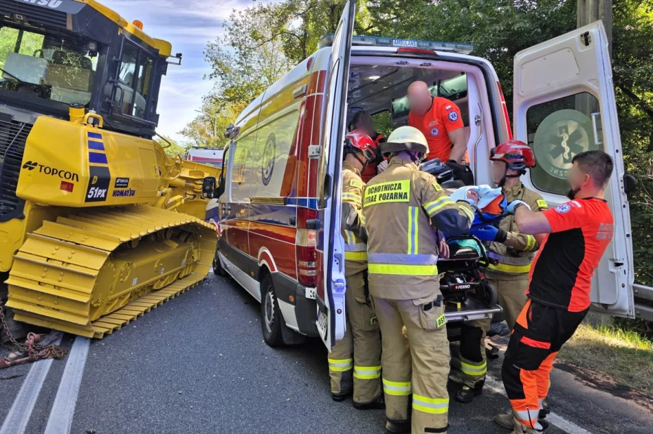 Zmiażdżona karetka, 3 osoby w szpitalu i zablokowana droga krajowa - zdjęcie 7