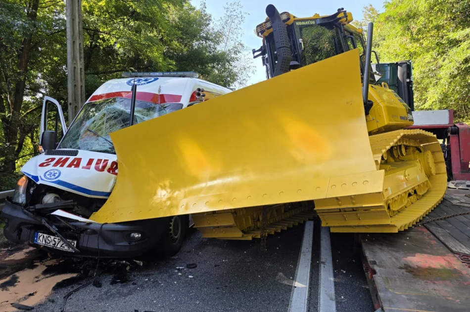 Zmiażdżona karetka, 3 osoby w szpitalu i zablokowana droga krajowa - zdjęcie 9