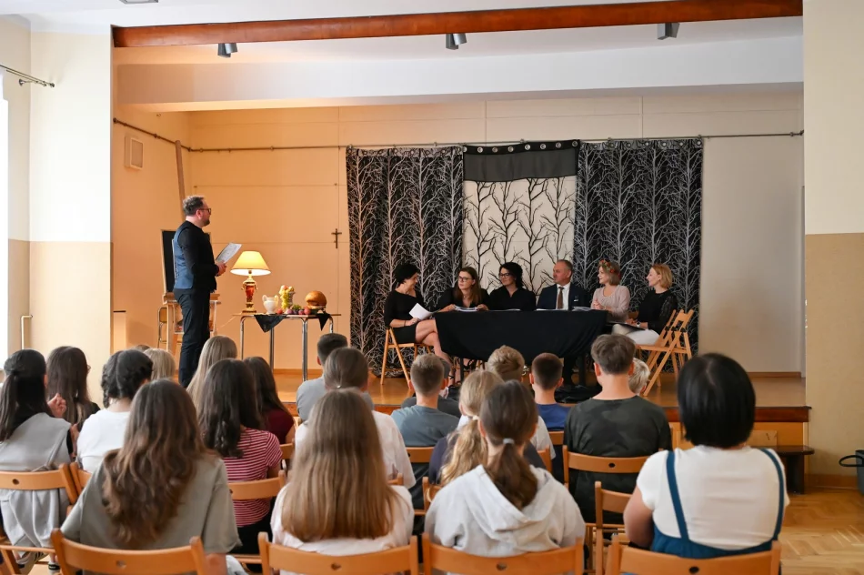 „Ciemno wszędzie, głucho wszędzie…” – Narodowe Czytanie „Dziadów” w Gminnej Bibliotece Publicznej - zdjęcie 7