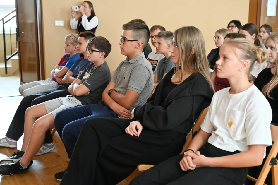 „Ciemno wszędzie, głucho wszędzie…” – Narodowe Czytanie „Dziadów” w Gminnej Bibliotece Publicznej - zdjęcie 18