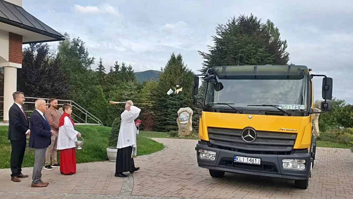 Poświęcenie wozu asenizacyjnego przed kościołem w Mszanie Dolnej