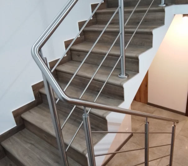 Balustrady nierdzewne barierki ze stali nierdzewnej inox spawanie obróbka nierdzewki - Zdjęcie główne