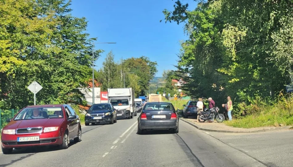 Zderzenie auta z motocyklem na DW 965 - zdjęcie 1