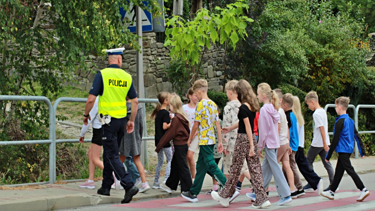 Policjant prowadzi lekcję bezpieczeństwa ruchu drogowego dla uczniów w Słopnicach