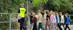 Policja na korytarzu i radar przy szkole - zdjęcie główne