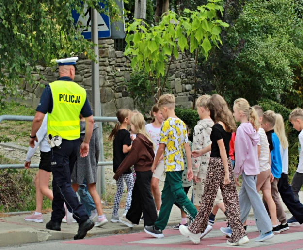 Policja na korytarzu i radar przy szkole - zdjęcie główne