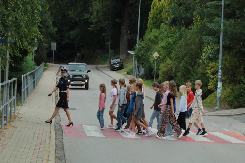 Policja na korytarzu i radar przy szkole - zdjęcie 2