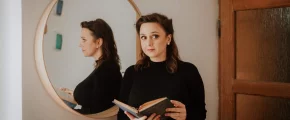 Autorka "Warszawskiego niebotyka" w bibliotece - zdjęcie główne