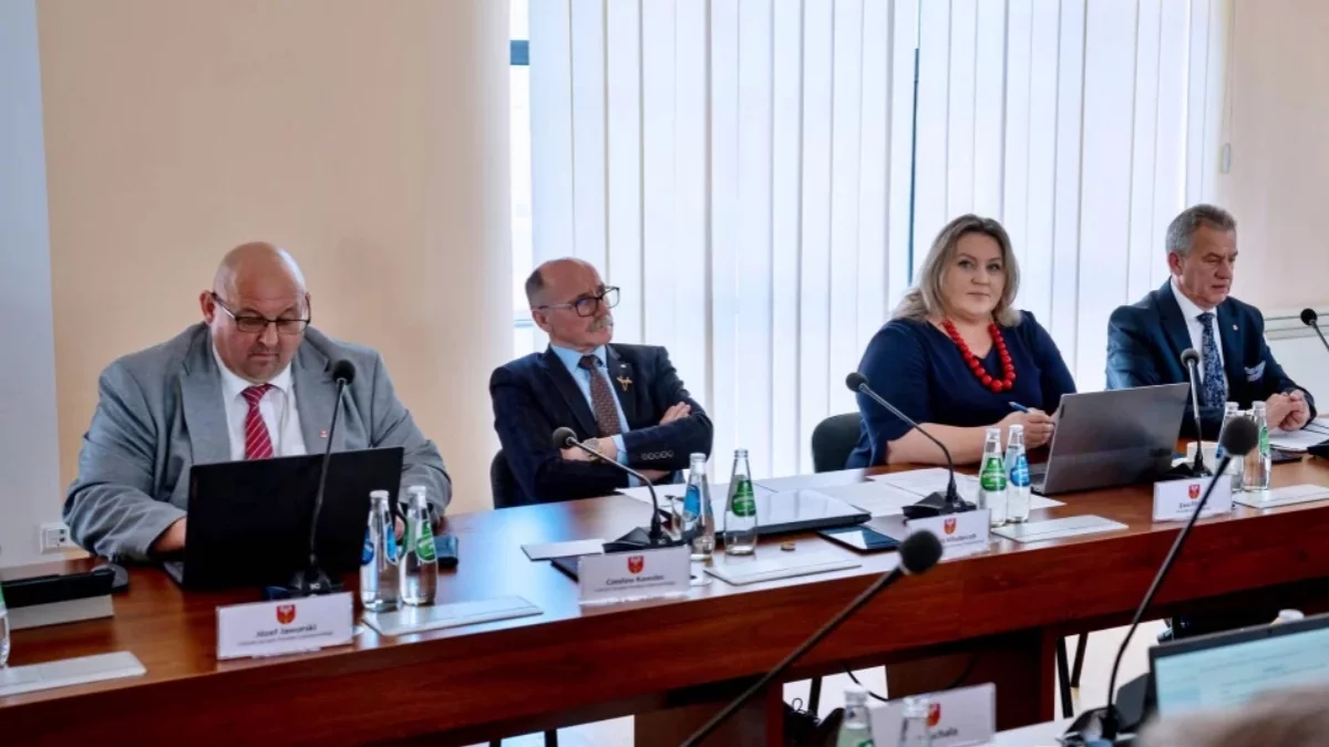Sala konferencyjna Starostwa Powiatowego w Limanowej podczas sesji rady powiatu