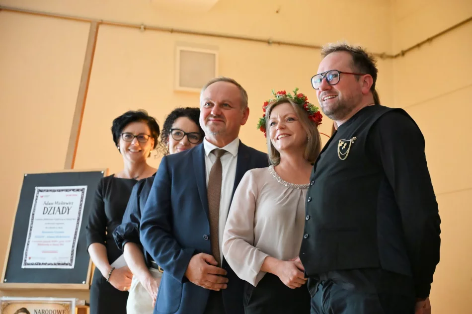Samorządowcy, nauczyciele i urzędnicy w "Dziadach" (ZDJĘCIA) - zdjęcie 17