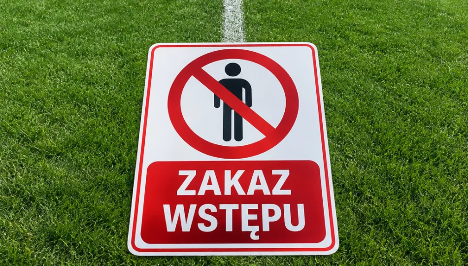 Wejście na murawę jest niebezpieczne. Zakaz wstępu. - zdjęcie 1