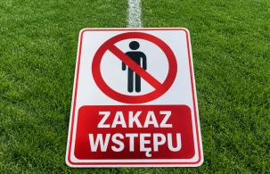 Wejście na murawę jest niebezpieczne. Zakaz wstępu. - Zdjęcie główne