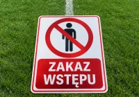 Wejście na murawę jest niebezpieczne. Zakaz wstępu. - zdjęcie główne
