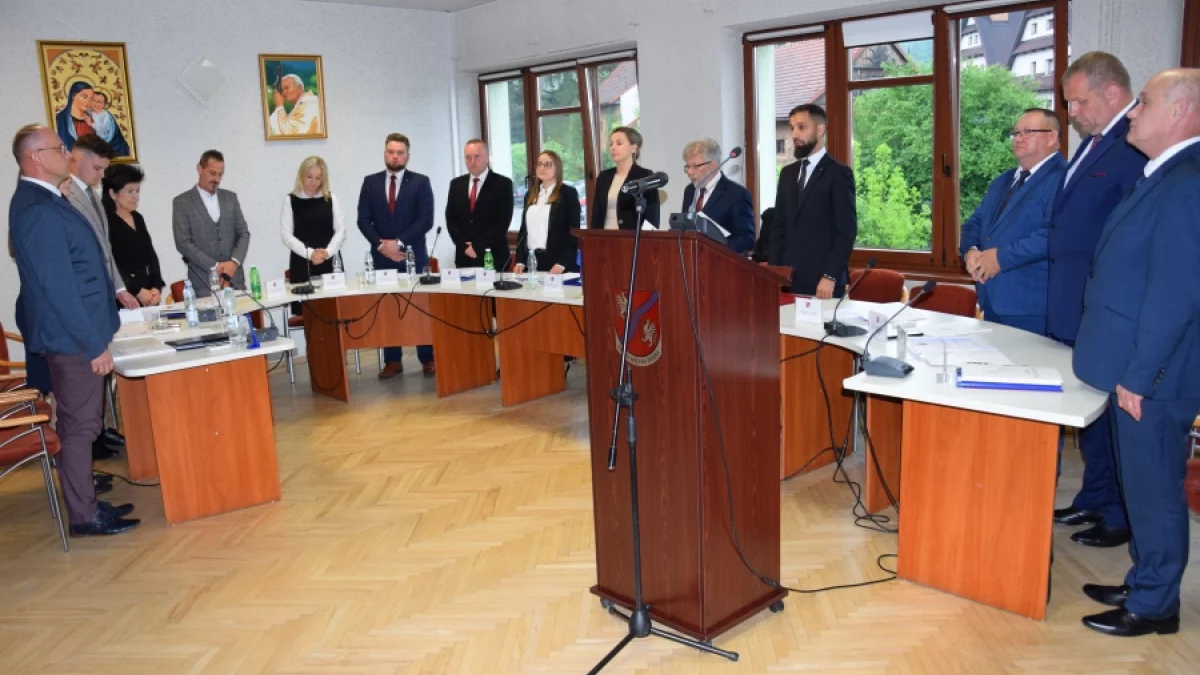 Na zdjęciu odwołana Rada Gminy Mszana Dolna podczas swojego pierwszego posiedzenia w 2024 r.