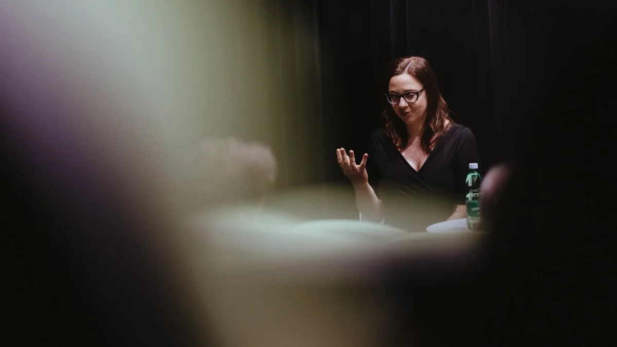 Maria Paszyńska podczas spotkania autorskiego w Miejskiej Bibliotece Publicznej w Limanowej