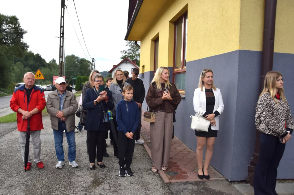 Nowy samochód dla OSP Łostówka oficjalnie przekazany i poświęcony - zdjęcie 2