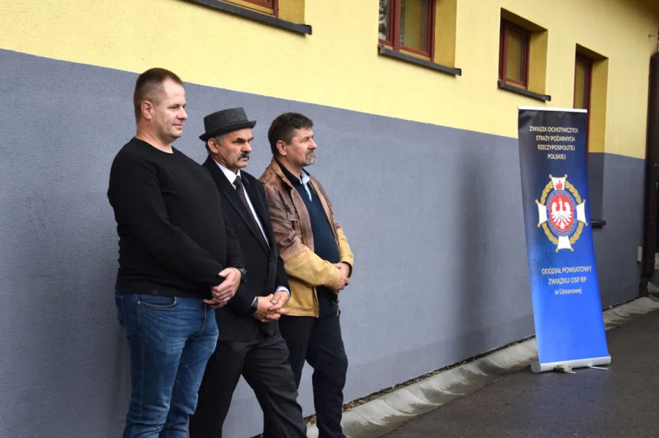 Nowy samochód dla OSP Łostówka oficjalnie przekazany i poświęcony - zdjęcie 3