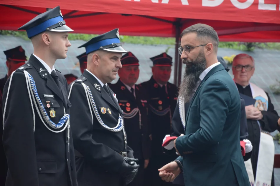 Nowy samochód dla OSP Łostówka oficjalnie przekazany i poświęcony - zdjęcie 9