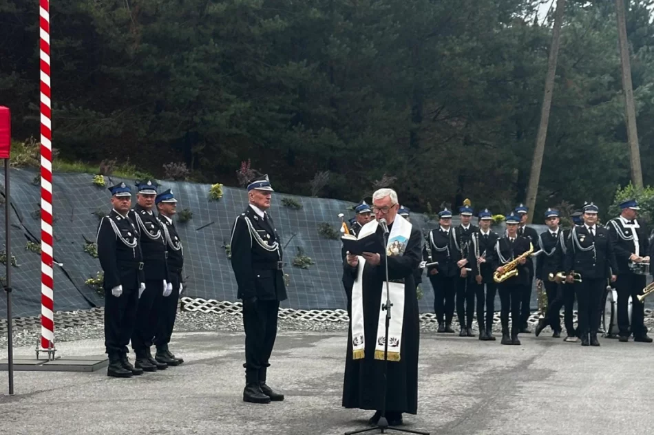 Nowy samochód dla OSP Łostówka oficjalnie przekazany i poświęcony - zdjęcie 10