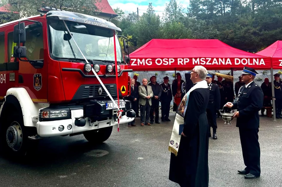 Nowy samochód dla OSP Łostówka oficjalnie przekazany i poświęcony - zdjęcie 11