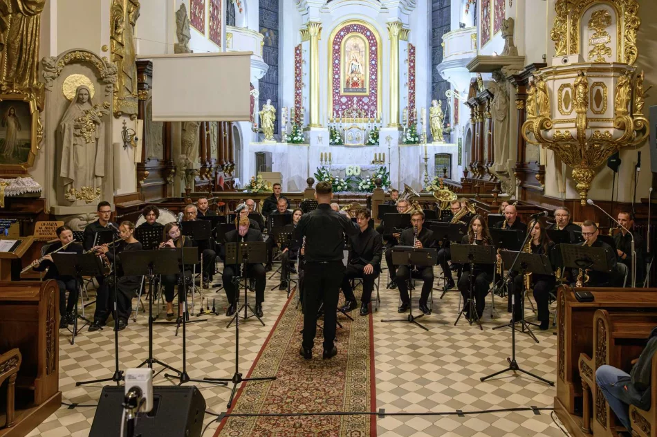 Wyjątkowy koncert „Totus Tuus Maria” odbył się w limanowskiej bazylice - zdjęcie 6