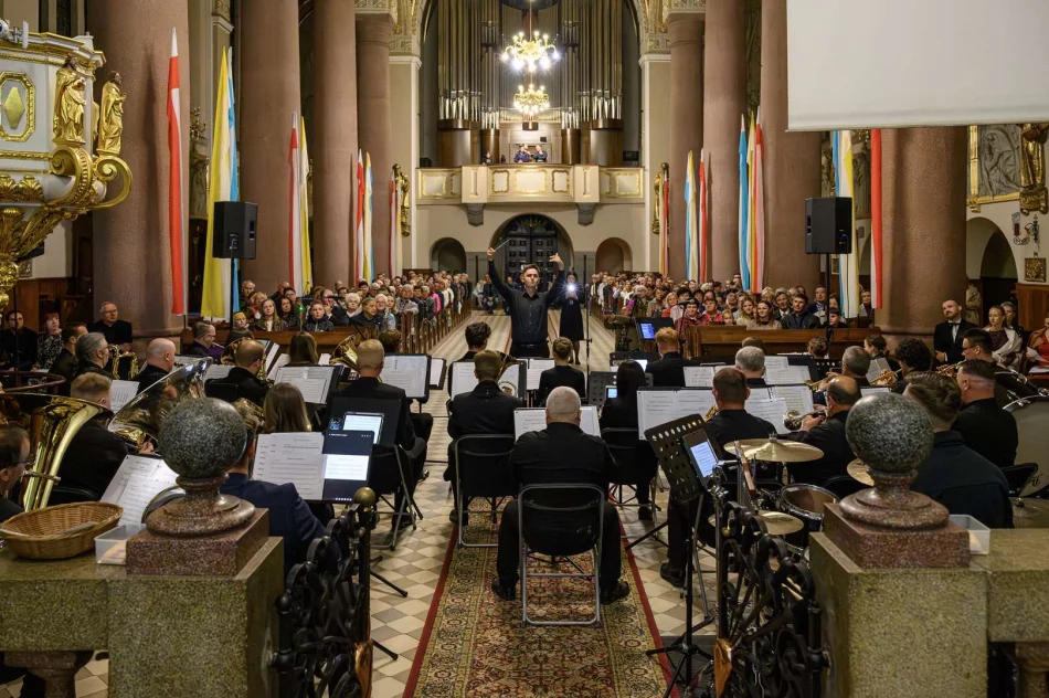 Wyjątkowy koncert „Totus Tuus Maria” odbył się w limanowskiej bazylice - zdjęcie 7