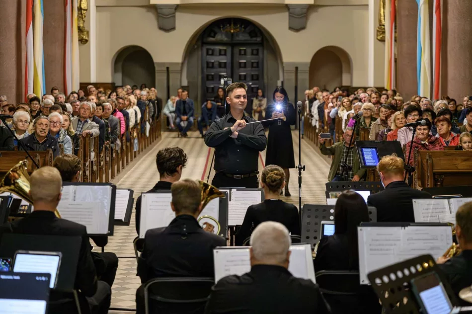 Wyjątkowy koncert „Totus Tuus Maria” odbył się w limanowskiej bazylice - zdjęcie 8
