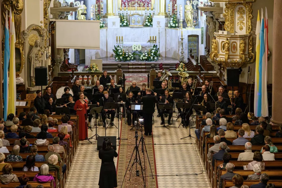 Wyjątkowy koncert „Totus Tuus Maria” odbył się w limanowskiej bazylice - zdjęcie 10