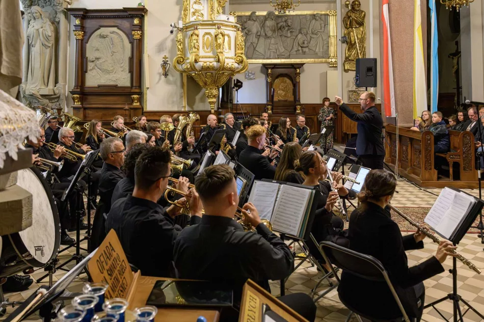 Wyjątkowy koncert „Totus Tuus Maria” odbył się w limanowskiej bazylice - zdjęcie 11