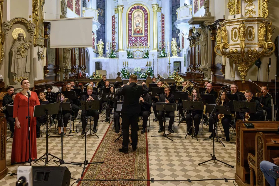 Wyjątkowy koncert „Totus Tuus Maria” odbył się w limanowskiej bazylice - zdjęcie 15