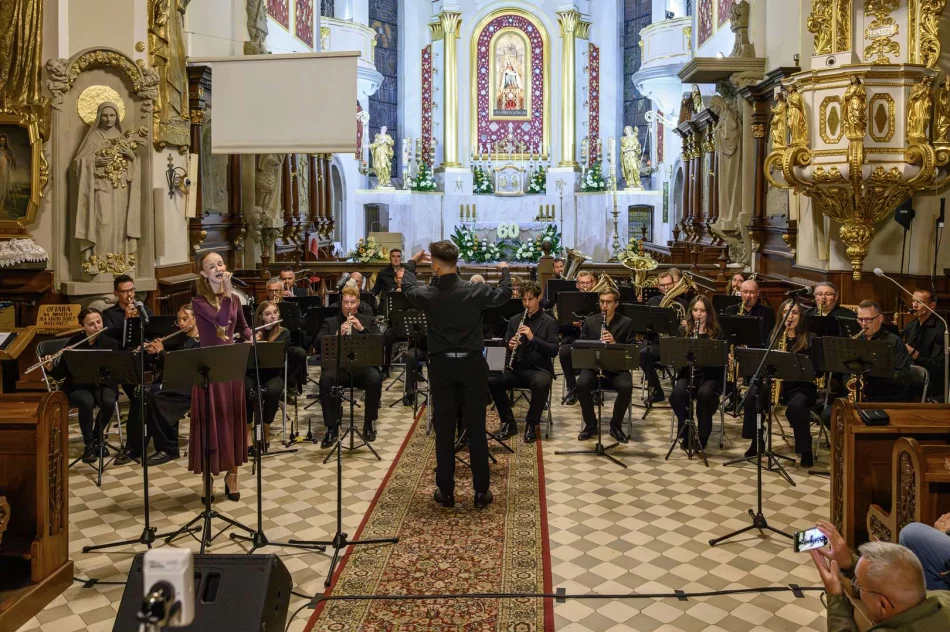 Wyjątkowy koncert „Totus Tuus Maria” odbył się w limanowskiej bazylice - zdjęcie 17