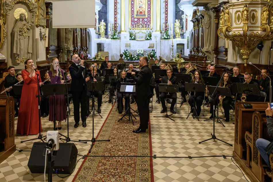 Wyjątkowy koncert „Totus Tuus Maria” odbył się w limanowskiej bazylice - zdjęcie 18