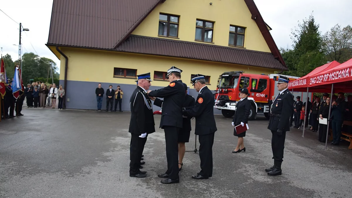 Nowy samochód ratowniczo-gaśniczy OSP Łostówka podczas uroczystego przekazania