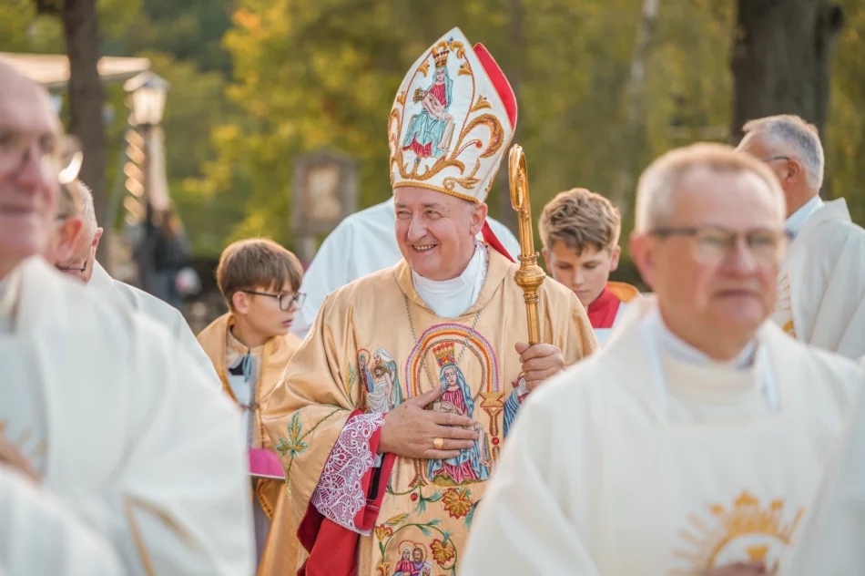 Bp Jeż na rozpoczęcie odpustu: "teren jest zaminowany" - zdjęcie 36