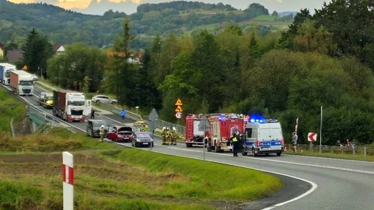 Zablokowana DK 28 po zderzeniu trzech aut