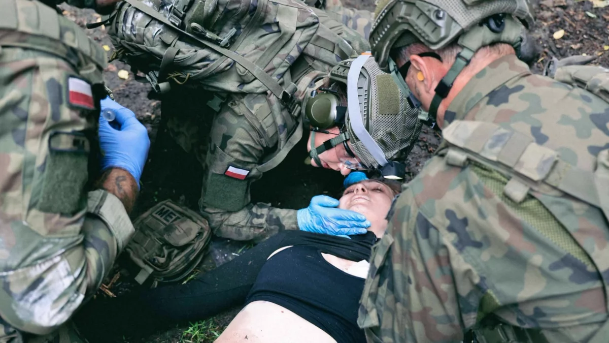 Żołnierze 11 MBOT podczas kursu Ratownika Pola Walki CLS