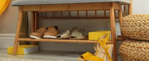 Szafka na buty w stylu skandynawskim – jasne kolory, minimalistyczna forma - zdjęcie główne