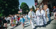 Rzesze wiernych na ulicach (zdjęcia) - zdjęcie 2